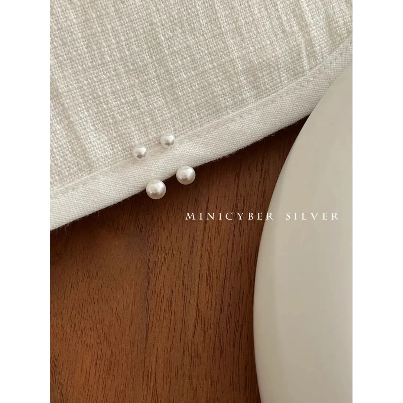 PEARL HUGGER Earrings