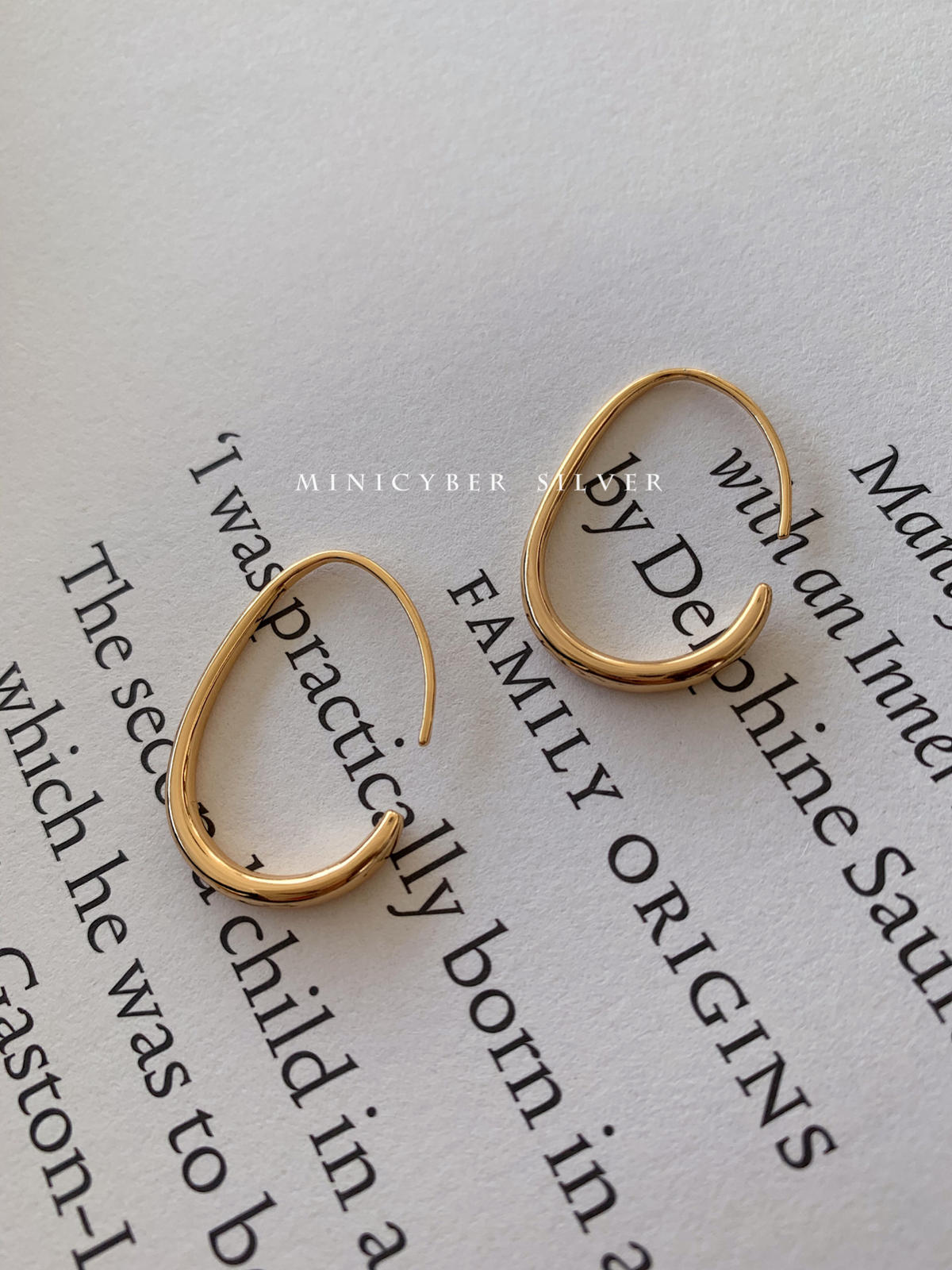 Smooth Golden Curve Earrings